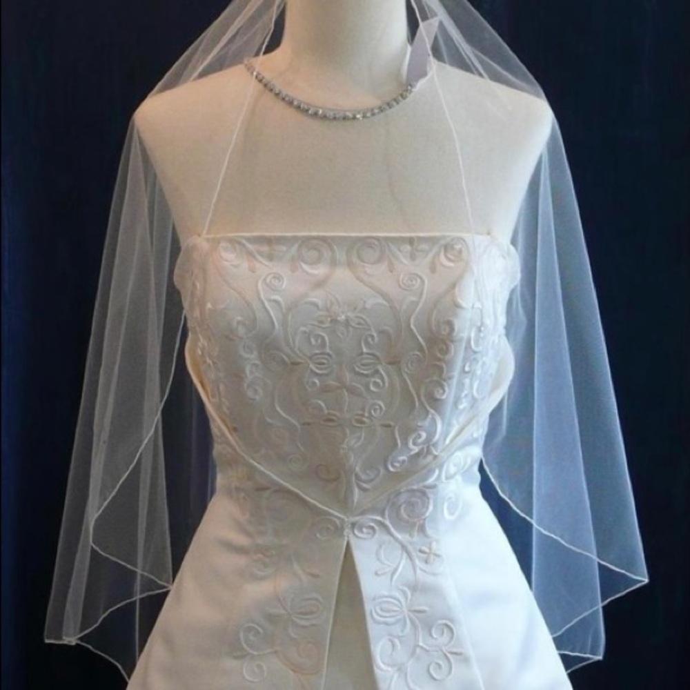 Fingertip, angel cut veil